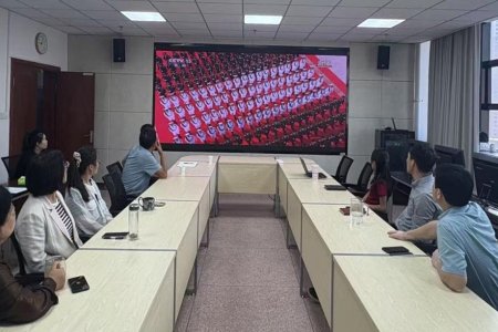 e8体育官网入口人文环境研究院集中观看纪念中国人民抗日战争暨世界反法西斯战争胜利80周年阅兵仪式